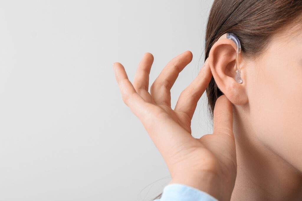 補聴器は片耳だけでも十分？両耳装用とどちらがよいのか